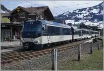 Die MOB Ge 4/4 8001 mit dem ihrem Regionalzug 2217 nach Château d'Oex -(Montreux) beim Halt in Saanen.
2. April 2018