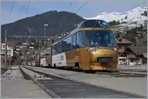 Durch den Bau bedingten Streckenunterbruch Montbovon - Château d'Oex verkehrt der MOB Panoriamic Express 2118 in der Fahrlage des  Lenkerpendels  2418 und wartet in Rougemont dessen Abfahrtszeit ab. (Der Lenkerpendel fuhr in der Fahrlagae des 2118 nach Zweisimmen).
2. April 2018
