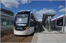Ein Edinburgh Tram wartet beim Flughafen auf seine Abfahrt in ie Stadt.
21. April 2018