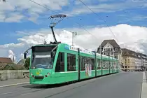 Be 6/8 Combino 311, auf der Linie 14, überquert die Mittlere Rheinbrücke. Die Aufnahme stammt vom 21.05.2018.