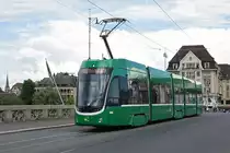 Be 4/6 Flexity 6005, auf der Linie 15, überquert die Mittlere Rheinbrücke. Die Aufnahme stammt vom 21.05.2018.