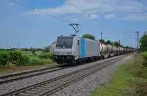 Die momentan für Railtraxx laufende 185 677 mit DGS 40165, Antwerpen Noord - Milano Segrate in Buggingen am 27.05.2018.