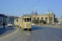 København / Kopenhagen Københavns Sporveje SL 6 (Tw 572 + Bw 15xx) København K, Stadtzentrum, Slotsholmen, Vindebrogade / Stormbroen am 9. April 1969. - Im Hintergrund sieht man relativ deutlich  Thorvaldsens Museum . Der dänische Bildhauer Bertel Thorvaldsen (1770 - 1844) kehrte 1838 nach Dänemark zurück, nachdem er seit 1797 in Rom gelebt und gearbeitet hatte. Ab 1805 war er auch Professor an der dänischen Kunstakademie gewesen und deshalb bekam er bei seiner Rückkehr eine Dienstwohnung im Schloss Charlottenborg am Kongens Nytorv (hier befand sich die Kunstakademie). Der Stadt Kopenhagen schenkte er seine Werke und seine Kunstsammlung, die sich jetzt in dem ihm gewidmeten Museum befinden. Das Museum entstand 1839 - 1848, indem der Architekt Gottlieb Bindesbøll (1800- 1850) einen alten Wagenhof, der zum Schloss Christiansborg gehörte, in ein historistisches Museumsgebäude umbaute. - Die Kuppel hinter dem Museumsgebäude gehört zur Chritsiansborg Slotskirke (1826 eingeweiht). - Scan eines Farbnegativs. Film: Kodak Kodacolor X.