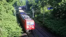 185 361-3 DB  kommt mit einem  LKW-Zug aus Zeebrugge-Vorming(B) nach Novara-Boschetto(I) und kommt aus Richtung Aachen-West,Aachen-Schanz und fährt in Richtung Aachen-Hbf,Aachen-Rothe-Erde,Stolberg-Hbf(Rheinland)Eschweiler-Hbf,Langerwehe,Düren,Merzenich,Buir,Horrem,Kerpen-Köln-Ehrenfeld,Köln-West,Köln-Süd. Aufgenommen von einer Brücke von der Weberstraße in Aachen. 
Bei Sommerwetter am Morgen vom 30.5.2018.