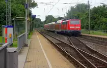 Ein Nachschuss von der 111 054 DB schiebt den RE4 aus Dortmund-Hbf nach Aachen-Hbf und kommt aus Richtung Neuss-Hbf,Mönchengladbach-Hbf,Rheydt-Hbf,Wickrath,Beckrath,Herrath,Erkelenz,Baal,Hückelhoven-Baal,Brachelen,Lindern,Süggerath,Geilenkirchen,Frelenberg,Zweibrüggen,Übach-Palenberg,Rimburg,Finkenrath,Hofstadt,Herzogenrath und kommt die Kohlscheider-Rampe hoch und fährt durch Kohlscheid in Richtung Richterich,Laurensberg,Aachen-West,Aachen-Schanz,Aachen-Hbf.
Aufgenommen von Bahnsteig 1 in Kohlscheid. 
Bei Wolken am  Morgen vom 31.5.2018.