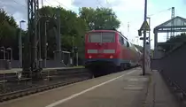 Ein Nachschuss von der 111 054 DB schiebt den RE4 aus Dortmund-Hbf nach Aachen-Hbf und kommt aus Richtung Neuss-Hbf,Mönchengladbach-Hbf,Rheydt-Hbf,Wickrath,Beckrath,Herrath,Erkelenz,Baal,Hückelhoven-Baal,Brachelen,Lindern,Süggerath,Geilenkirchen,Frelenberg,Zweibrüggen,Übach-Palenberg,Rimburg,Finkenrath,Hofstadt,Herzogenrath und kommt die Kohlscheider-Rampe hoch und fährt durch Kohlscheid in Richtung Richterich,Laurensberg,Aachen-West,Aachen-Schanz,Aachen-Hbf. 
Aufgenommen von Bahnsteig 2 in Kohlscheid. 
Bei Sommerwetter am Nachmittag vom 31.5.2018.