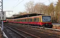 Am 3. Dezember 2016 konnte ich einen Zug der Linie S 3 (in diesem Fall von Berlin Ostkreuz nach Erkner fahrend) an der Station Berlin-Wuhlheide fotografieren.
Die Fahrzeugnummern sind mir nicht bekannt.