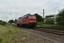Am gesterigen Tag hatte die 232 472-1 Flachwagen in eine Kaserne in Mönchengladbach gebracht und am heutigen Frohnleichnamtag holt sie die Wagen nun beladen wieder ab.
Leider ist der Zug am Abend über die Gummibahn an Dennis Fiedler und mir vorbei gefahren auf seinem Weg von Rheindahlen nach Osterfeld, bevor es von dort aus nach Polen geht.31.5.2018