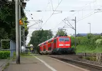 Ein Nachschuss von der 111 122 DB schiebt den RE4 aus Aachen-Hbf nach Dortmund-Hbf und kommt aus Richtung Aachen-West,Laurensberg,Richterich, und fährt durch Kohlscheid in Richtung Herzogenrath,Mönchengladbach,Neuss. 
Aufgenommen vom Bahnsteig 2  in Kohlscheid. 
Bei Sommerwetter am Nachmittag vom 31.5.2018.