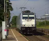 186 299-4 von Railpool  kommt als Lokzug aus Osten nach Aachen-West  und fährt die Kohlscheider-Rampe hoch aus Richtung Herzogenrath und fährt durch Kohlscheid in Richtung Richterich,Laurensberg,Aachen-West. 
Aufgenommen von Bahnsteig 2 in Kohlscheid. 
Bei Sommerwetter am Nachmittag vom 31.5.2018.
