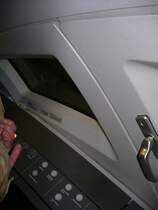 ICE3: Da stehts im Cockpit: Vmax 330 km/h.
Die Z�ge werden im Werk Dortmund regelm��ig gewartet. Dies findet  nachts statt, da die Z�ge tags�ber im Einsatz sind. Daher war auch die �ffentliche Werksbesichtigung, bei der die Bilder entstanden, erst sp�t abends am 25.01.2005.

