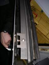 ICE3: Diese Scheiben im Cockpit sollten wohl auch der W�rmeschutzverordnung entsprechen. Vor allen aber m�ssen sie nat�rlich auch bei H�chstgeschwindigkeit druckdicht und sicher sein.
Die Z�ge werden im Werk Dortmund regelm��ig gewartet. Dies findet  nachts statt, da die Z�ge tags�ber im Einsatz sind. Daher war auch die �ffentliche Werksbesichtigung, bei der die Bilder entstanden, erst sp�t abends am 25.01.2005.

