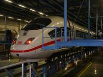 ICE3 in Arbeit.
Die Z�ge werden im Werk Dortmund regelm��ig gewartet. Dies findet  nachts statt, da die Z�ge tags�ber im Einsatz sind. Daher war auch die �ffentliche Werksbesichtigung, bei der die Bilder entstanden, erst sp�t abends am 25.01.2005.

