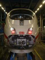 ICE3: Blick in die aufgesperrte Schnauze.
Die Z�ge werden im Werk Dortmund regelm��ig gewartet. Dies findet  nachts statt, da die Z�ge tags�ber im Einsatz sind. Daher war auch die �ffentliche Werksbesichtigung, bei der die Bilder entstanden, erst sp�t abends am 25.01.2005.

