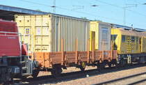 Ein Beiwagen (Flachwagen mit Rungen) vom Schienschleifzug SPENO INT. SA Typ RR 32 M2 aus Luxemburg mit Container u. Gerätschaften beladen vom Einsteller WASCOSA mit Zulassung in der Schweiz  mit der Nr. 23 RIV 85 CH-WASCO 3301 349-2 Ks am 29.05.18 Bf.Flughafen Berlin-Schönefeld.