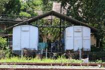 Bemerkenswerte Nachnutzung zweier ausgemusterter ต.ญ. (ต.ญ.=C.G./Covered Goods Wagon). Sila At Station am 19.Mai 2018.