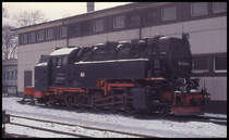 Kalt außerhalb des neuen Lokschuppen abgestellt war am 19.2.1994 997246 der HSB zu sehen.