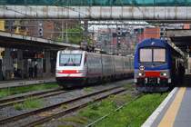 Die Frecciablanca an Gleis 3 überholt am 23.05.2018 eine in Bahnhof Roma Ostiense an Gleis 1 wartende Vivalto Doppelstockgarnitur.