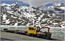 Tm 2/2 98 pausiert in Ospizio Bernina 2253m vor dem noch halb zugefrorenen Lago Bianco. (30.05.2018)