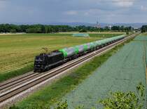 Die 185 574 mit einem Kesselzug am 21.05.2018 unterwegs bei Straubing.