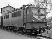 Die Elektrolokomotive 142 255-9 Anfang April 2017 in Dresden-Altstadt.