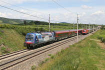 RJ Begegnung in den Weinbergen bei Pfaffstätten,durch  Achensee  1216.019 mit RJ-133 und einer roten 1216er mit RJ-76 am 3.6.18