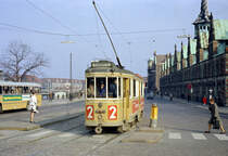 København / Kopenhagen Københavns Sporveje SL 2 (Tw 522) København K, Stadtzentrum, Slotsholmen, Børsgade am 23. April 1969. - Rechts liegt das Gebäude der ursprünglichen Börse; es stammt aus den Jahren 1619 - 1640. Der Bauherr dieses Gebäude im Stil der niederländischen Renaissance, der damalige König Christian IV (1588 - 1648), war auch selber einer der Architekten, und die Formgestaltung der Turmspitze mit vier verflochtenen Drachenschwänzen hatte der König ausgedacht. - Scan eines Farbnegativs. Film: Kodak Kodacolor X.