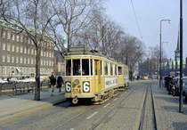 København / Kopenhagen Københavns Sporveje SL 6 (Tw 574 + Bw 15**) København K, Stadtzentrum, Slotsholmen, Christiansborg Slotsplads am 23. April 1969. - Im Hintergrund sieht man rechts die Börse aus den Jahren 1619 - 1640, und hinter der Straßenbahn ist ein kleiner Teil der  Holmens Kirke  zu sehen. - Scan eines Farbnegativs. Film: Kodak Kodacolor X.