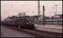 HBF Hildesheim am 19.2.1994: 141184 steht mit dem E 4751 nach Braunschweig um 15.55 Uhr abfahrbereit am Bahnsteig.