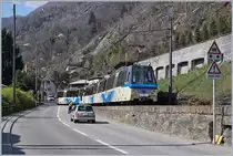 Schranken, wenn sich Bahn und Strasse kreuzen: Ein SSIF ABe 12/16  Treno Panoramico Vigezzo Vision  ist als Schnellzug N° 54 von Locarno nach Domodossola unterwegs und kreuzt kurz nach Ponte Brolla die Strasse. Die Schranke funktioniert ordnungsgemäß, die hier den Verkehr leitende Person kümmert sich um den baubedingten Einspur Strassenabschnitt hinter der Schranke.
20. März 2018