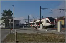 Schranke, wenn sich Bahn und Strasse kreuzen: Seit kurzer Zeit muss sich der Strassenverkehr beim der westlichen Bahnhofs Ausfahrt in Stabio an die TILO S40 und S50 gewöhnen, die seit dem 7 Jan. 2018 im Halbstundentakt Mendriso und Varesse verbinden.
Das Bild zeigt den ausfahrenden SBB RABe 524 109 als S50 nach Varesse.
16. Jan. 2018 