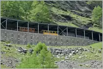 Auf unserer Wanderung überholt uns wieder der Extrazug mit dem Berninakrokodil Ge 4/4 182 in der Galleria Val da Pila Sotto. (30.05.2018)