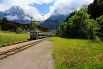 Das neue Rollmaterial der Berner Oberland Bahn: Dreiteiliger Steuerwagen 425 mit dreiteiligem Triebwagen 326 in Schwendi. In diesem heftigen Föhn-Wetter hat man plötzlich tiefblaue Oeffnungen in der Wolkendecke, durch die die Sonne schwülheiss hereinsticht. Dann regnet es wieder... 29.Mai 2018 