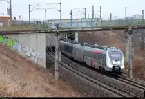 Nachschuss auf 9442 815 (Bombardier Talent 2) von Abellio Rail Mitteldeutschland als RB 74813 (RB20) von Weißenfels nach Halle(Saale)Hbf, die in Halle (Saale), Kasseler Straße, auf der Bahnstrecke Halle–Bebra (KBS 580) fährt. [28.3.2018 | 10:28 Uhr]