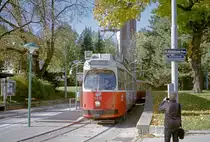 Wien Wiener Linien SL 41 (E2 4012) XVIII, Währing, Pötzleinsdorf, Pötzleinsdorfer Straße /  Max-Schmidt-Platz (Endstation Pötzleinsdorf, Einstieg) am 22. Oktober 2010. - Mein damals 12jähriger Sohn Stefan wollte dieselbe Garnitur fotografieren. - Scan eines Farbnegativs. Film: Kodak Advantix 200-2. Kamera: Leica C2.