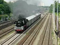 Am Nachmittag bei Sonnenschein 35 1097-1 der IG 58 3047 mit einem Zug der Dampflokfreunde Berlin e.V. am 03. Juni 2018 auf dem Berliner Innenring der Ringbahn  in Höhe des Bahnhof Berlin Neukölln.