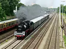 Am Nachmittag bei Sonnenschein, 35 1097-1 der IG 58 3047 mit einem Zug der Dampflokfreunde Berlin e.V. begegnet am 03. Juni 2018 auf dem Berliner Innenring der Ringbahn  in Höhe des Bahnhofs Berlin Neukölln einem Zug der S-Bahn.

