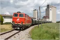 Die blutorange Diesellok 2143 070 fährt mit dem Reblaus Express 16970 von Retz nach Drosendorf.
Langau Lagerhaus 3.6.2018