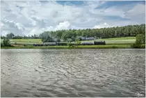 Vorbei an den Teichen des Anglerparadies Hessendorf, dampft ÖGEG Dampflok 77.28 mit dem NÖVOG Zug P16980 von Retz nach Drosendorf.
3.6.2018