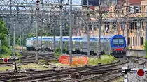 E-Lok 464.225 mit Vivalto-Garnitur am 23.05.2018 in Bahnhof Roma Ostiense