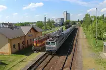 R von Cheb nach Prag mit der 363 110 passiert gerade den Bahnhof in Nebanice 

Auf dem Anschlussgleis zum Getreidesilo steht der Transistor 724 114 mit Getreidewagen, welche von dem Silo im Hintergrund beladen worden. Aufgenommen wurde dieses Bild von Der Fussgängerbrücke zum Bahnsteig am 09.05.2018