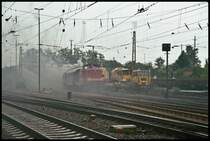 212 325 schiebt den Dampfzug, gef�hrt von 78 468 bei K�ln Kalk Richtung S�dbr�cke. Aufgenommen am 27.05.07