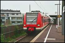423 047 wartet am 27.05.07 als S13 von Troisdorf nach K�ln-Hansaring in K�ln-Trimbornstra�e auf die Weiterfahrt.
