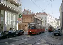 Wien Wiener Linien SL 42 (E1 4847) XVIII, Währing, Kreuzgasse / Sommarugagasse 22. Oktober 2010. - Das Gebäude, das man hinter der Straßenbahn sehen kann, gehörte zum 1993 aufgelassenen Straßenbahnbetriebsbahnhof Währing. - Scan eines Farbnegativs. Film: Kodak Advantix 200-2. Kamera: Leica C2.