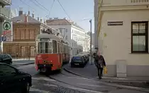 Wien Wiener Linien SL 42 (E1 4847) XVIII, Währing, Kreuzgasse / Sommarugagasse am 22. Oktober 2010. - Das teilweise von der Straßenbahn bedeckte nette Gebäude links gehörte zum Straßenbahnbetriebsbahnhof Währing, der 1993 aufgelassen wurde. - Scan eines Farbnegativs. Film: Kodak Advantix 200-2. Kamera: Leica C2. 