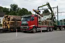 Chemins de fer du Jura, CJ.
Verlad von Gütern auf Bahnwagen der schmalen und normalen Spur.
Holzverlad ab dem Lastwagen in Les Reussilles am 6. Juni 2018. 
Foto: Walter Ruetsch 



