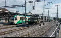 Panzertransporte auf der BAM am 5. Juni 2018. Solche Transporte finden mehrmals jährlich statt. Die Panzer werden im extra zu diesem Zweck gebauten Anschlussgleis in Bière Casernes direkt auf Normalspurwagen verladen, welche auf Rollböcken nach Morges gebracht und dort der SBB übergeben werden.<br>
Der dritte Zug des Tages wird in Morges zur Rollbockgrube geschoben.