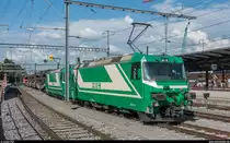 Panzertransporte auf der BAM am 5. Juni 2018. Solche Transporte finden mehrmals jährlich statt. Die Panzer werden im extra zu diesem Zweck gebauten Anschlussgleis in Bière Casernes direkt auf Normalspurwagen verladen, welche auf Rollböcken nach Morges gebracht und dort der SBB übergeben werden.<br>
Die Ge 4/4 21 und 22 schieben den dritten Zug des Tages in Morges über die Rollbockgrube.