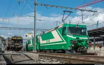 Panzertransporte auf der BAM am 5. Juni 2018. Solche Transporte finden mehrmals jährlich statt. Die Panzer werden im extra zu diesem Zweck gebauten Anschlussgleis in Bière Casernes direkt auf Normalspurwagen verladen, welche auf Rollböcken nach Morges gebracht und dort der SBB übergeben werden.<br>
Die Ge 4/4 21 und 22 stehen in Morges abgestellt, während der soeben abgebockte Zug rangiert wird.