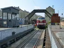 Die Schiebebühne in Dresden-Altstadt, dahinter die Diesellokomotive 118 552-9. (April 2017)